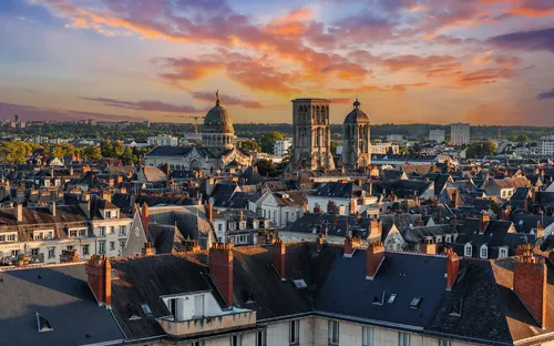 Stadtansicht mit historischen Gebäuden bei Sonnenuntergang.