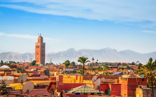 Panoramablick auf Marrakesch und die alte Medina mit dem Atlasgebirge im Hintergrund, Nordafrika.