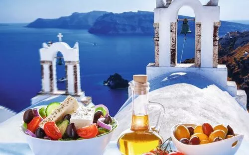 Griechischer Salat und Olivenöl mit Meerblick auf Santorini.