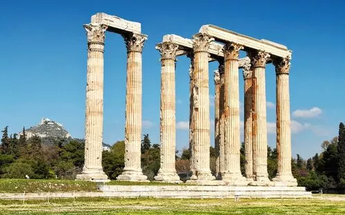 Ruinen des Tempels des Olympischen Zeus in Athen bei klarem Himmel.