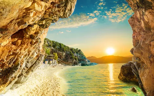 Felsstrand bei Sonnenuntergang mit Blick auf das Meer.