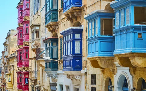 Farbige maltesische Balkone entlang der Republic Street in Valletta, Malta.