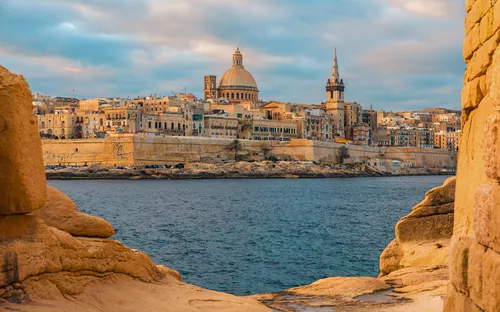 Valletta, Malta Skyline bei Sonnenaufgang, Blick von Sliema über das Meer.