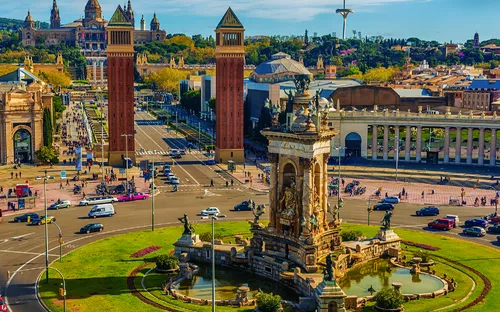 Platz mit Brunnen und Türmen in städtischer Landschaft bei Tag