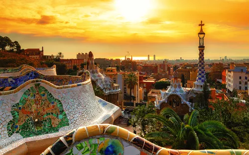 Park Güell mit Blick auf die Skyline von Barcelona bei Sonnenuntergang.