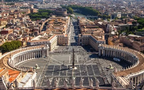 Luftaufnahme des Petersplatzes im Vatikan mit umliegenden Gebäuden.