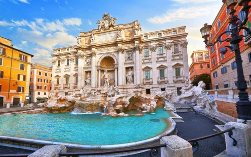 Brunnen mit barocker Architektur in einer belebten Stadtumgebung.