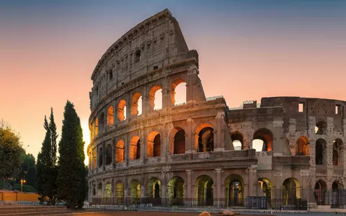 Kolosseum in Rom bei Sonnenaufgang, antikes Amphitheater in Italiens Hauptstadt.