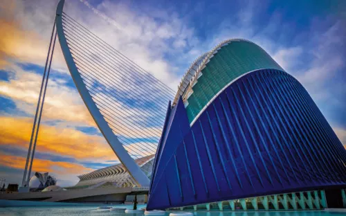 Moderne Architektur mit geschwungenen Formen im Sonnenuntergang.