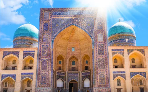 Architektonisches Bauwerk mit zwei blauen Kuppeln und verzierten Fassaden.