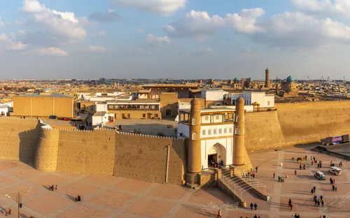 Historische Festung mit massiven Mauern bei Tageslicht, umgeben von Menschen.