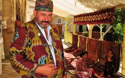 Mann in traditioneller usbekischer Kleidung in Buchara, Usbekistan.