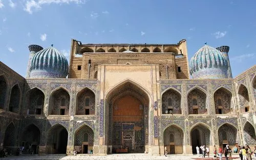 Historisches Gebäude mit blauer Kuppel und verzierter Fassade bei klarem Himmel.