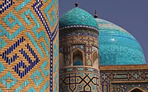 Islamische Architektur mit türkisfarbenen Kuppeln und detailreichen Mosaiken.