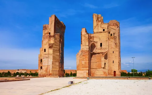 Zwei antike Ziegelsteinruinen vor blauem Himmel.