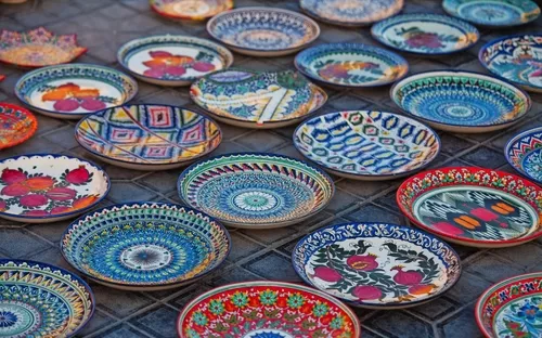 Bunte, dekorative Keramikteller auf einem Markt ausgestellt.