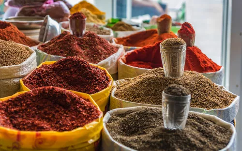 Verschiedene Gewürze in Säcken auf einem Markt.
