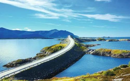 Brücke führt über Inseln in einer malerischen Meereslandschaft.