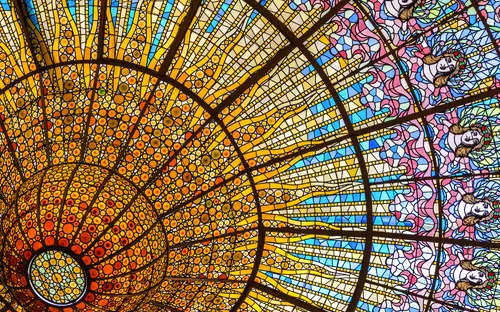 Buntes Buntglas-Dach mit geometrischen Mustern und floralen Details.