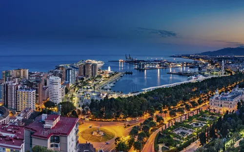 Stadtsilhouette mit Hafen bei Sonnenuntergang.