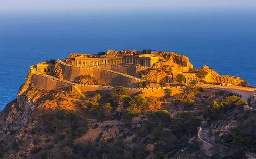 Festungsmauer in der Hafenstadt Cartagena in der Region Murcia, Spanien, mit Blick auf die Küste.