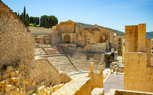 Altes römisches Amphitheater bei Tageslicht in sonniger Umgebung.