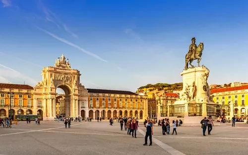 Triumphbogen am Praça do Comércio in Lissabon bei Tag.