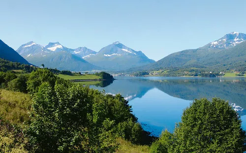 Bergige Landschaft mit See und grüner Vegetation bei Ålesund.