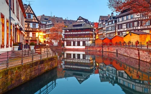 Fachwerkhäuser am Wasser in Straßburg bei Sonnenuntergang.