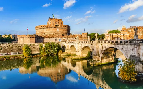 Engelsburg in Rom mit dem Fluss Tiber im Vordergrund.
