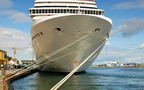Kreuzfahrtschiff MSC Opera im Hafen mit blauen Himmel im Hintergrund.