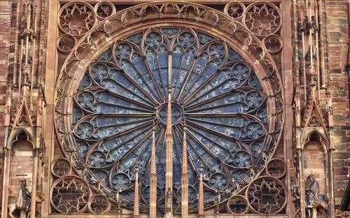 Rosettenfenster mit gotischen Steinmetzarbeiten an einer Kathedrale.