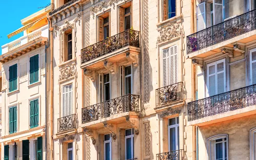 Kolonialarchitektur in Cannes mit verzierten Balkonen und Fenstern an der französischen Riviera.