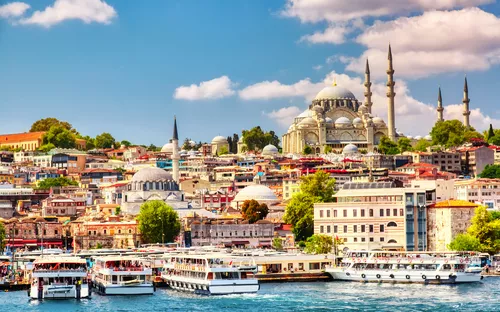 Stadtansicht von Istanbul mit Moschee und Fähren am Wasser.