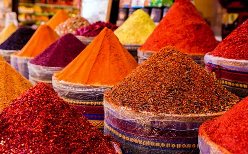 Verschiedene Haufen bunter Gewürze auf einem Gewürzmarkt in Istanbul, Türkei.