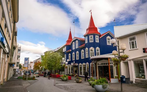 Innenstadt von Akureyri in Island mit bunten Gebäuden und Straßenszene im Eyjafjördur-Fjord.
