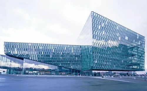 Modernes Gebäude mit Glasfassade und geometrischem Design.