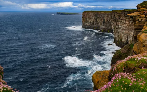 Schottische Küste nahe Kirkwall auf den Orkneyinseln mit Klippen und Blick auf das Meer.