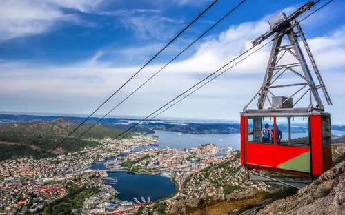 Seilbahn über Stadt und Fjord in Bergen, Norwegen.