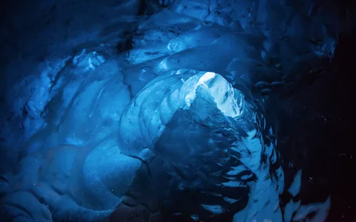 Eishöhle von Longyearbyen in Svalbard, Norwegen, mit blauer Eisstruktur.