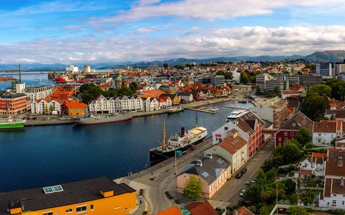 Luftaufnahme des Hafens von Stavanger mit Booten und umliegender Stadtlandschaft.