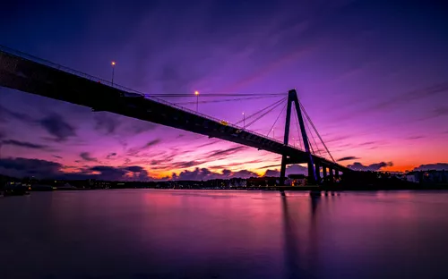 Brücke bei Sonnenuntergang über einem ruhigen Fluss in Stavanger.