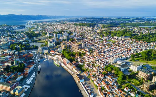 Luftaufnahme von Stavanger in Norwegen mit Blick auf die Stadtlandschaft und umliegende Natur.