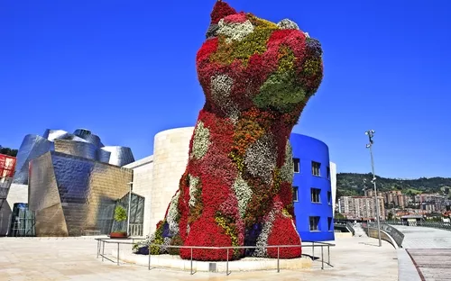 Große Blumen-Skulptur vor dem Guggenheim-Museum in Bilbao.