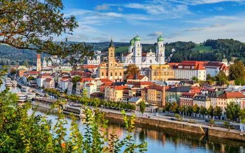 Stadtansicht von Passau mit Fluss und Kirchen im Hintergrund