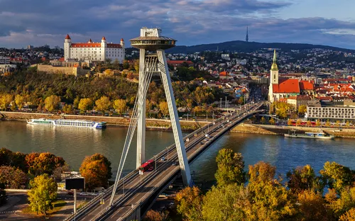 Bratislava mit Burg, UFO-Turm und Donau-Brücke im Herbstlicht.