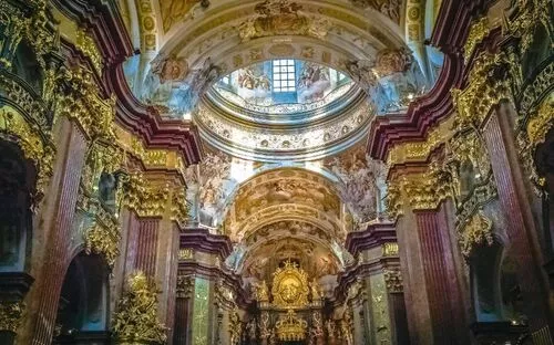 Prunkvolles barockes Kircheninnere mit Verzierungen und Golddekorationen.