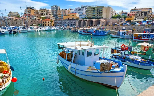 Alte Hafen mit Booten in Heraklion auf der Insel Kreta, Griechenland.