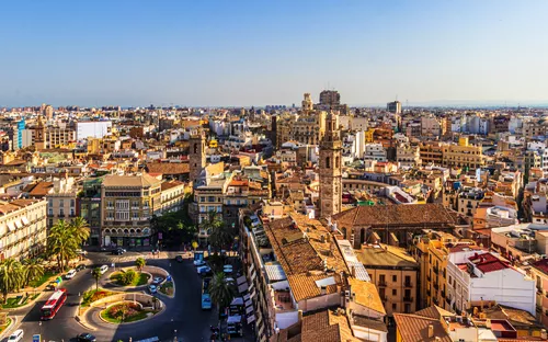 Stadtansicht von Valencia, Spanien, bei klarem Wetter aus der Vogelperspektive