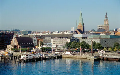 Hafenansicht mit Gebäuden und Kirchturm in der Altstadt.